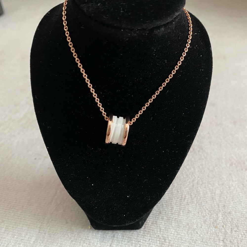 Elegant Rosegold Zero necklace